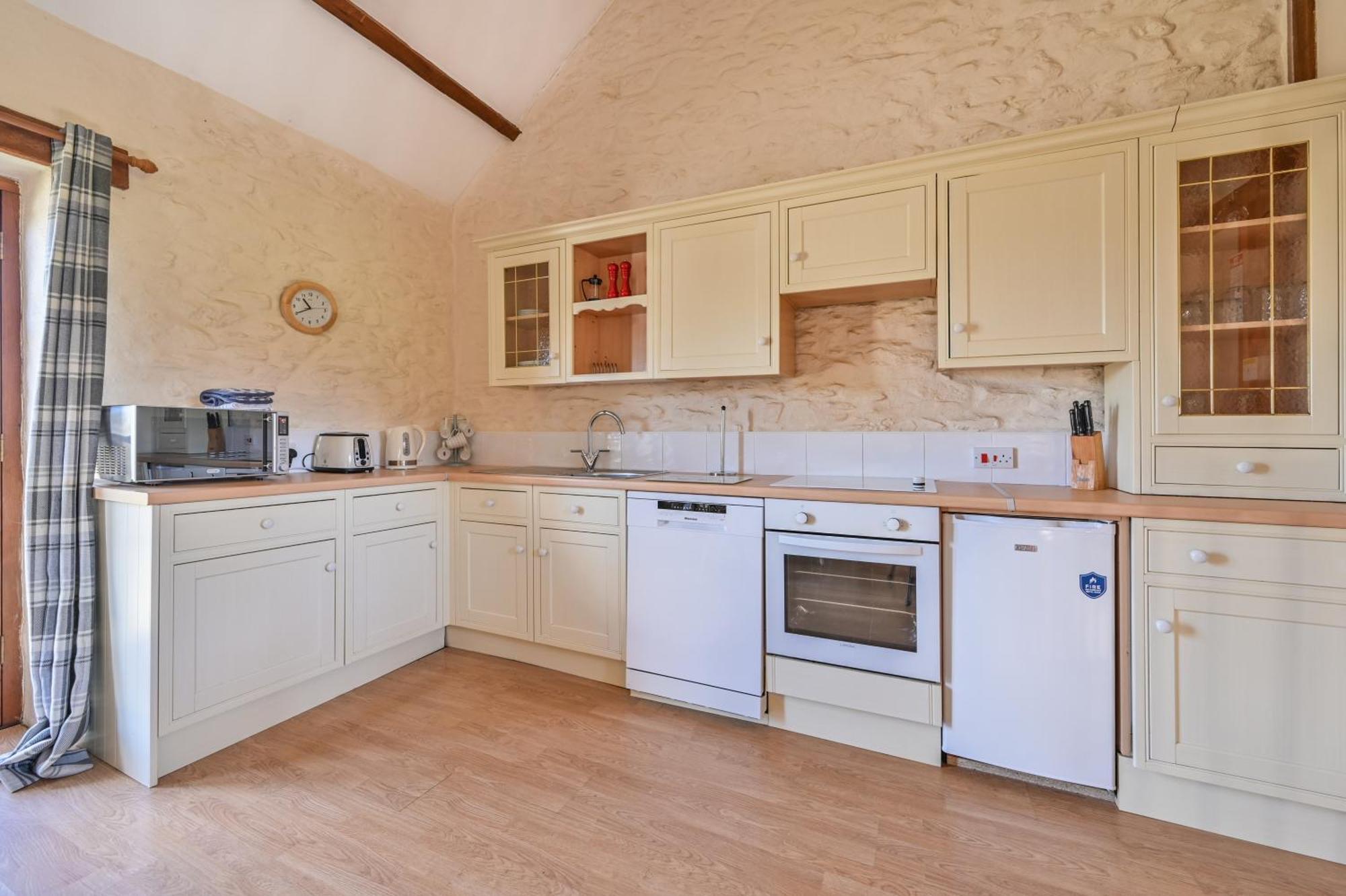 Polean Farm Cottages - With Free Animal Feeding And Pony Rides And Free Access To A Nearby Pool Лоо Номер фото