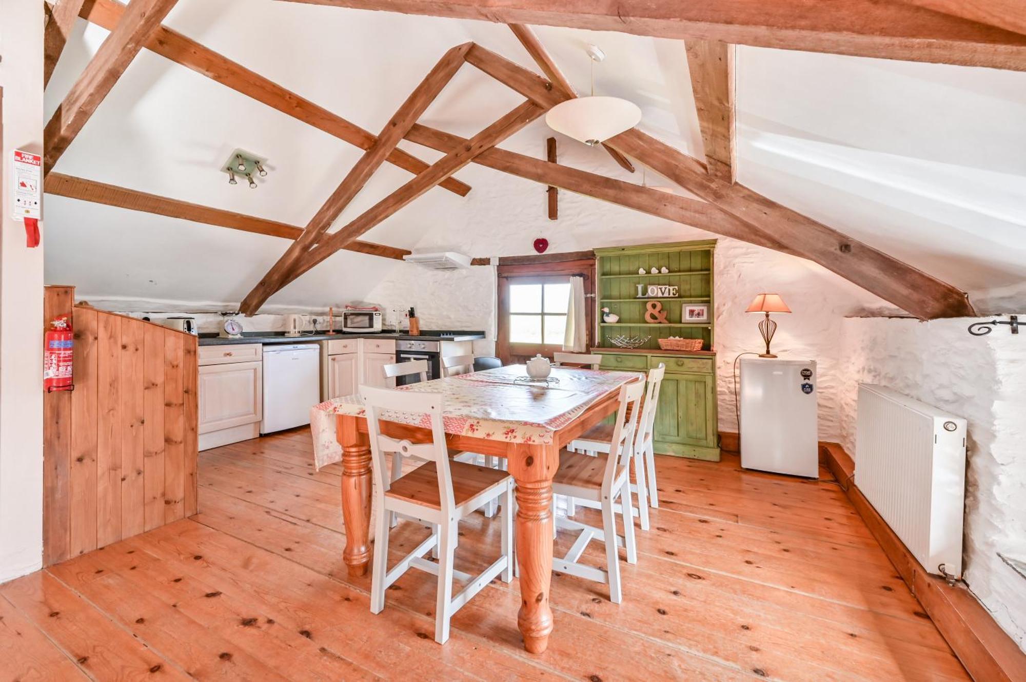 Polean Farm Cottages - With Free Animal Feeding And Pony Rides And Free Access To A Nearby Pool Лоо Номер фото